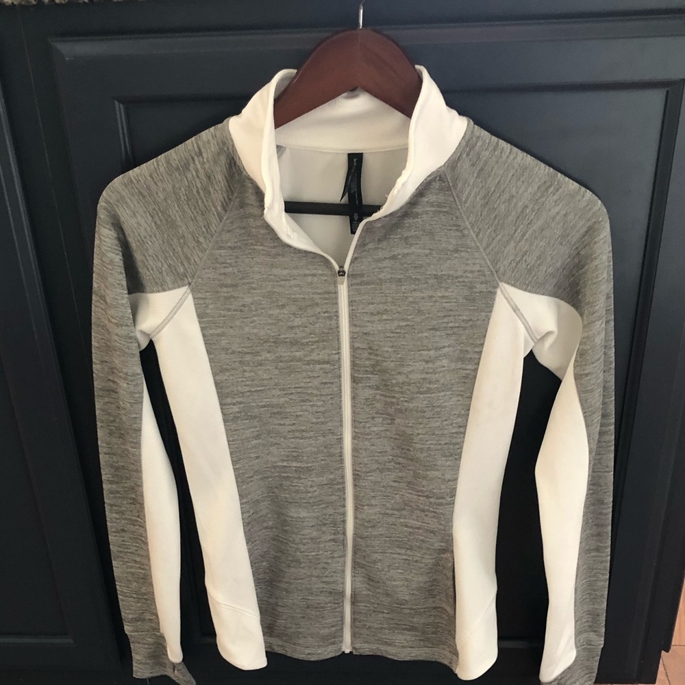Like new nice athletic light jacket w/thumb holes.